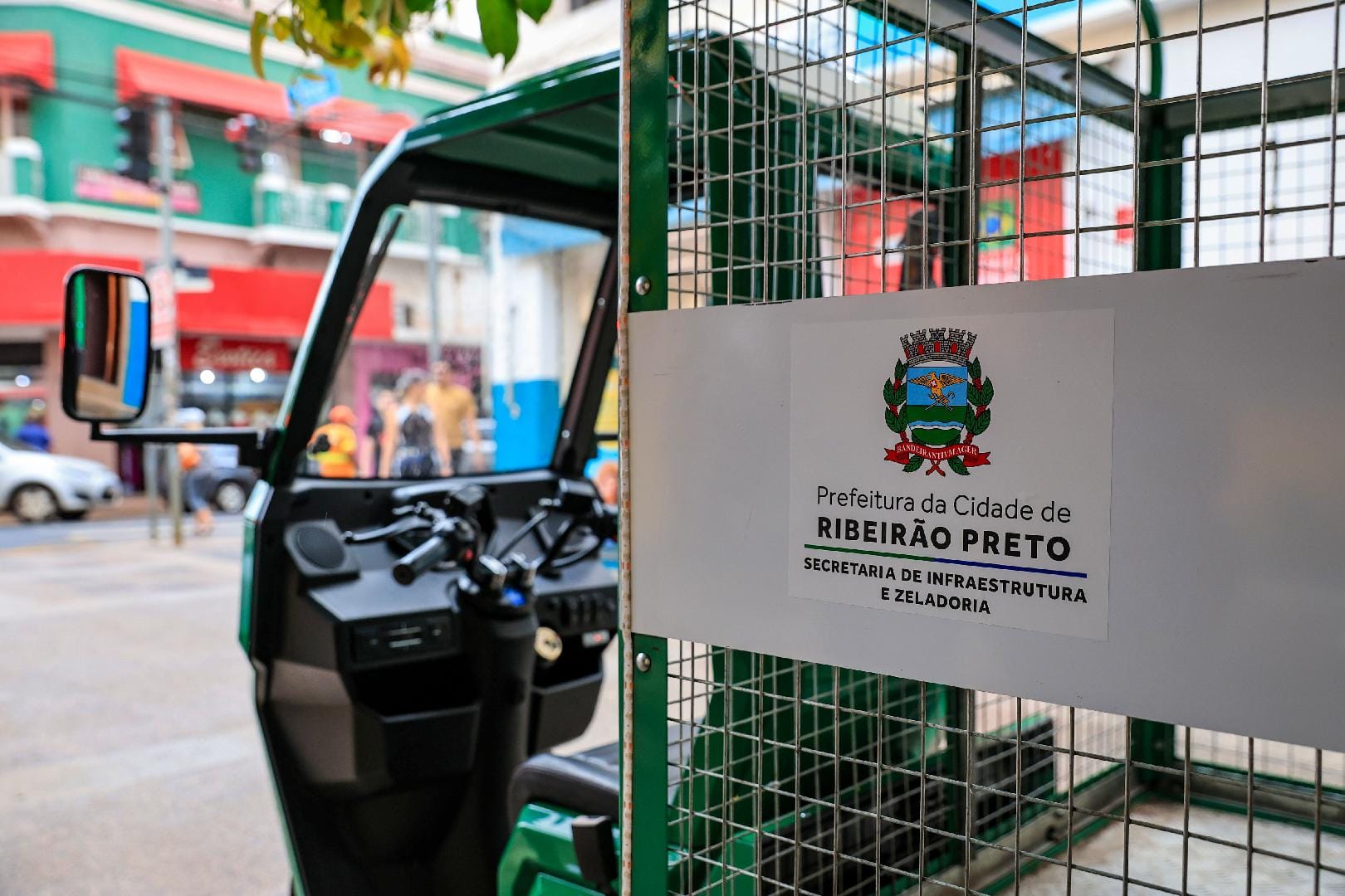 Ribeirão Preto passa a recolher lixo no Centro com tuktuks elétricos