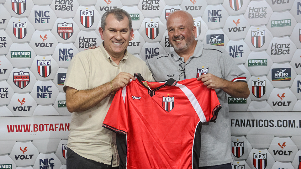 Claudio Tencati assume o Botafogo e promete lutar pelo acesso à Série A