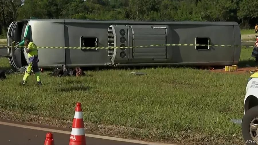 Tombamento de ônibus em Jaboticabal deixa duas mortes e dezenas de feridos, diz prefeitura