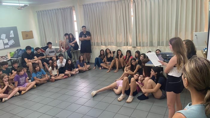 Escola da zona Sul reúne famílias para adiar entrega de smartphones a alunos