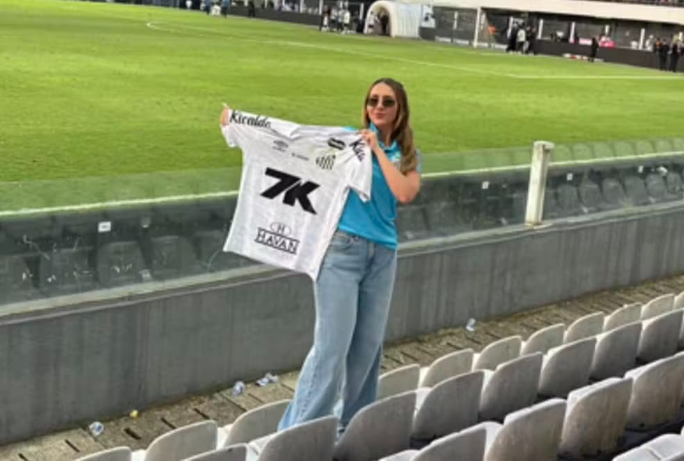 Torcedora de Ribeirão Preto recebe camisa de Neymar em Vila Belmiro após jogo decisivo