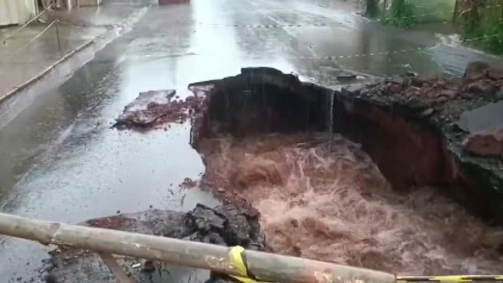 Cratera deixada por chuva interdita rua e deixa moradores sem água em São Joaquim da Barra