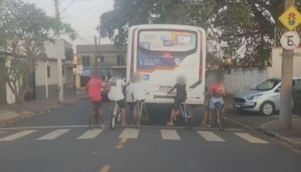 Ribeirão Preto publica talões para multar e apreender quem fizer 'rabeira' em ônibus