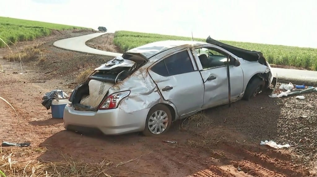 Mulher de 55 anos morre e três ficam feridos após capotamento em Altinópolis