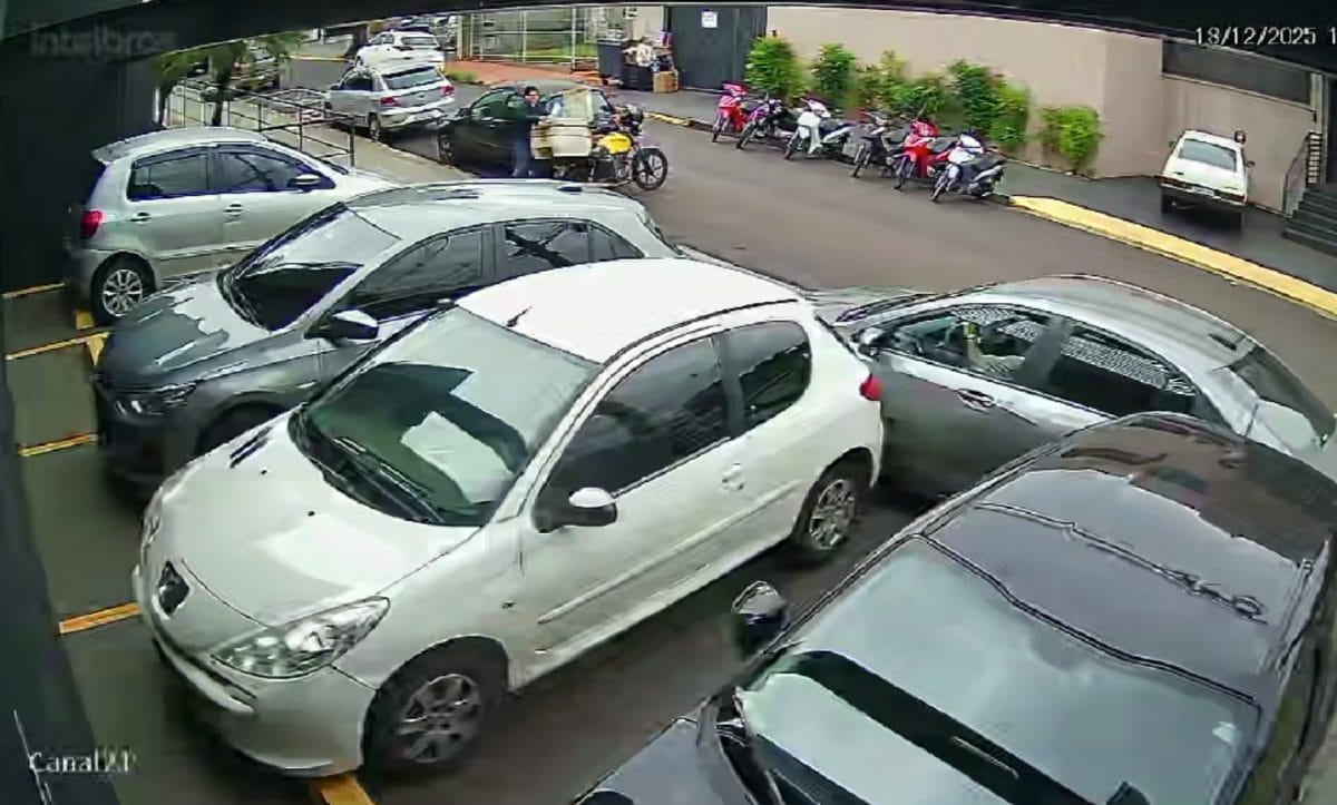 Carro desgovernado provoca sequência de colisões na Vila Seixas; motociclista foi levado à UPA