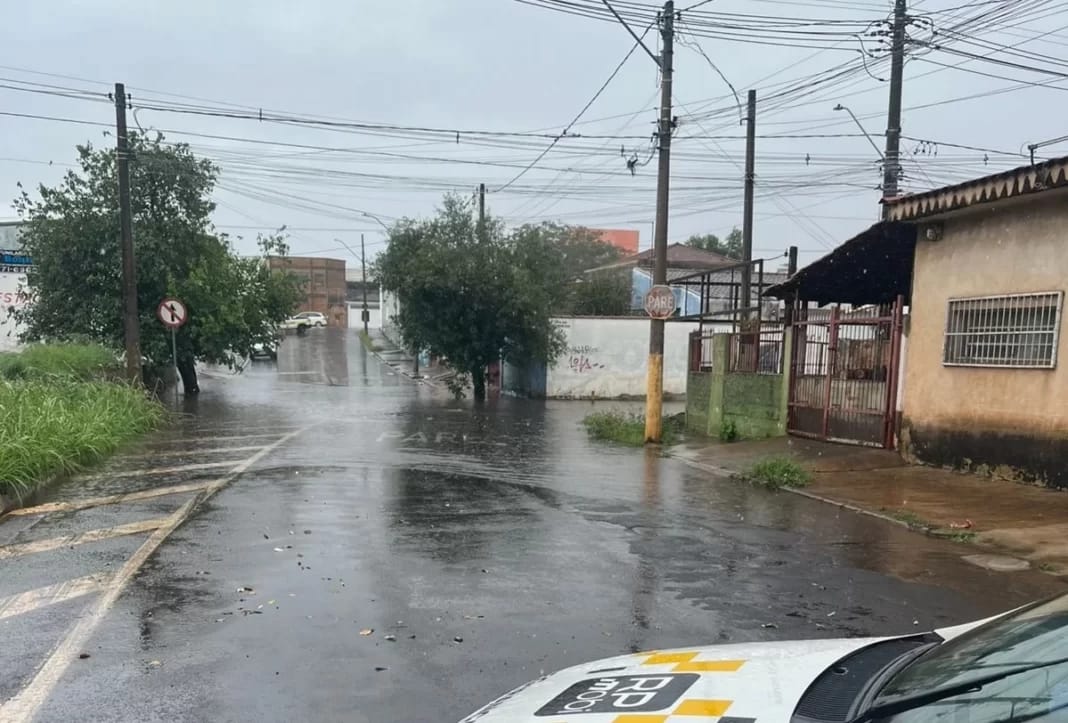 Chuva provoca alagamento e queda de árvore; cruzamento segue interditado em Ribeirão Preto