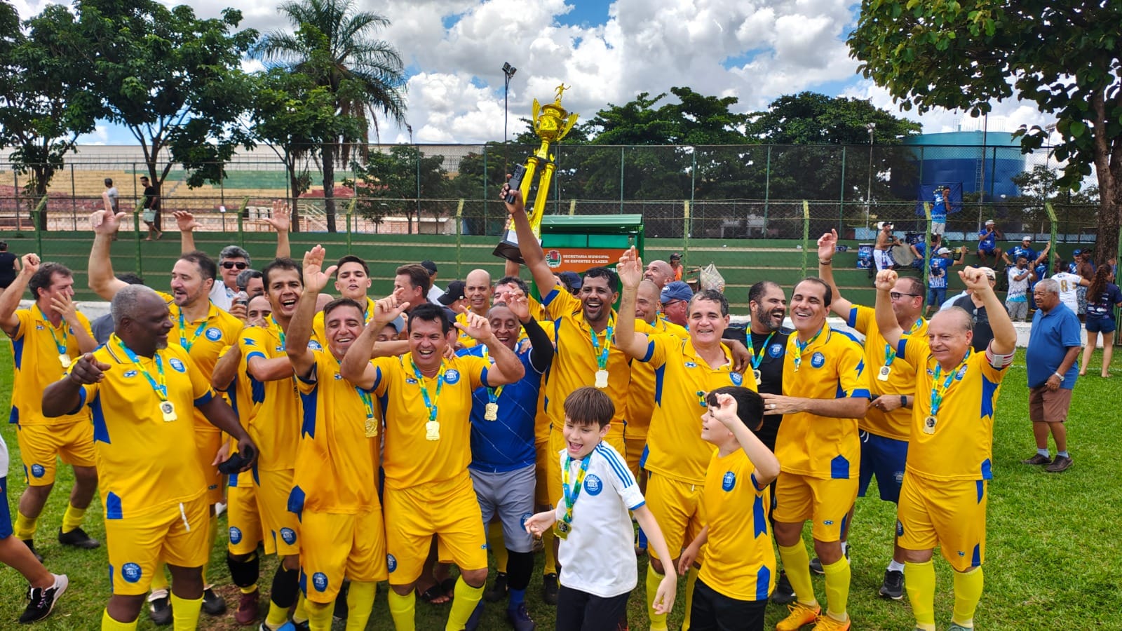 Samambaia A e Estrelão FC faturam títulos do Sênior em finais realizadas no Arnaldo Bonini