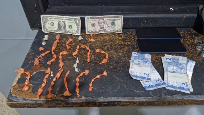 Homem é preso na Vila Virgínia com crack e cédulas em dólar durante patrulha