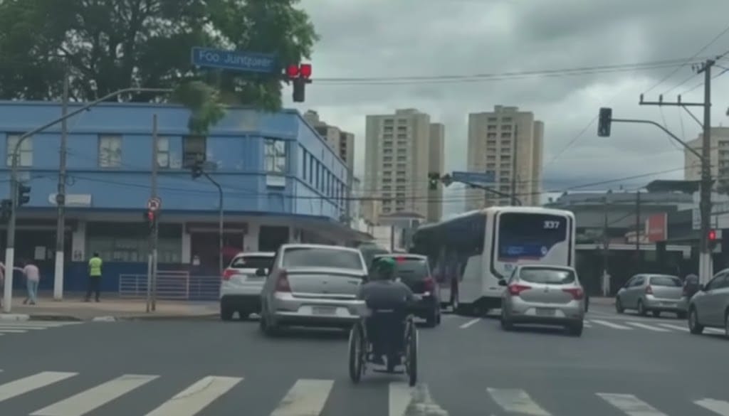Homem em cadeira de rodas motorizada é visto circulando em via central de Ribeirão Preto