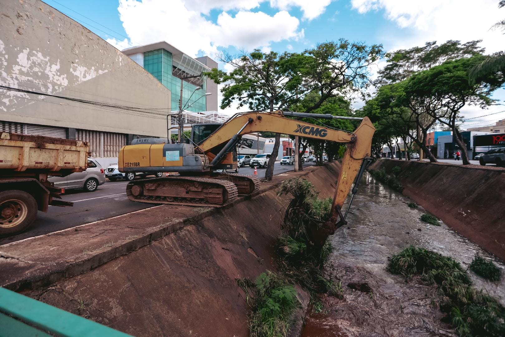Prefeitura iniciou limpeza mecanizada do Córrego Retiro Saudoso na Francisco Junqueira