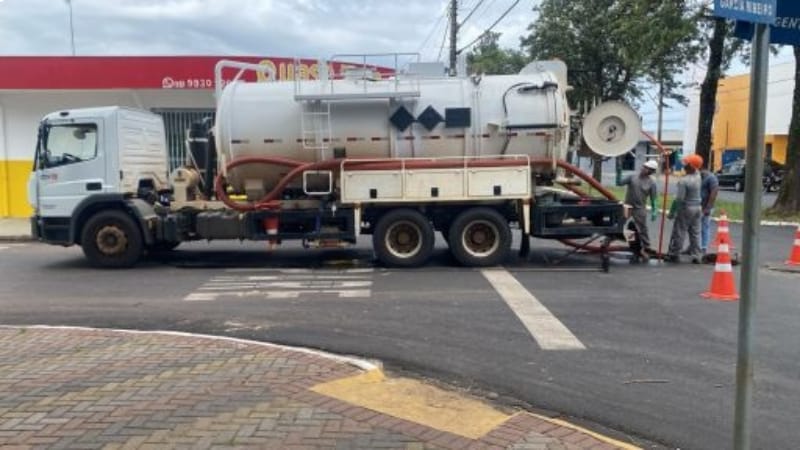 Sabesp e Prefeitura fazem manutenção na rede de esgoto após retorno de material em Santa Rosa de Viterbo