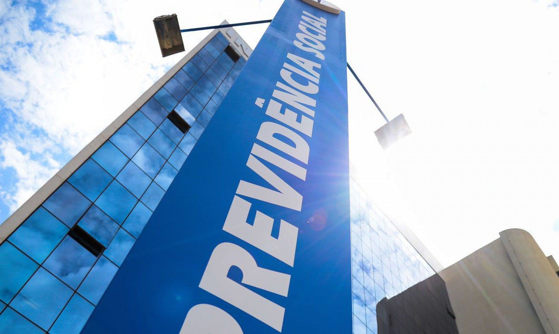 INSS reajusta benefícios em 3,9% e teto sobe para R$ 8.475 em fevereiro