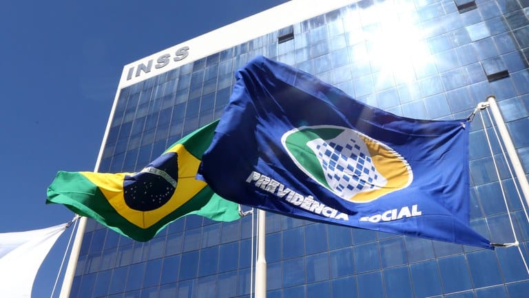 Presidente sanciona lei que proíbe descontos de associações em benefícios do INSS