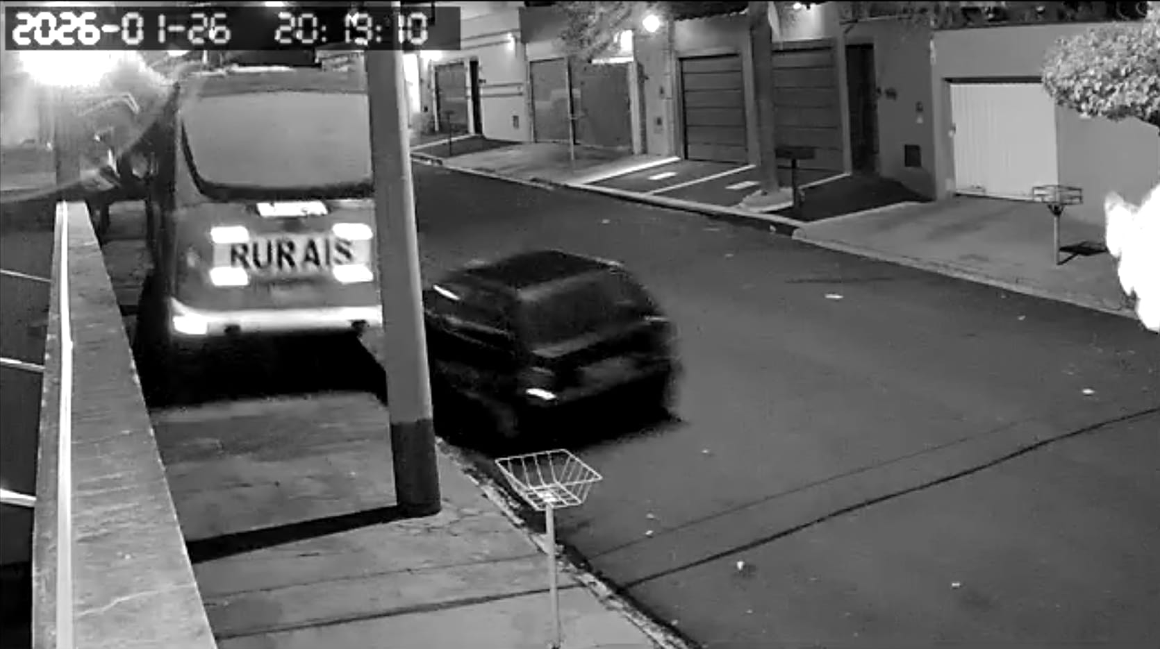 Ônibus desce de ré e só para após derrubar poste em Guariba