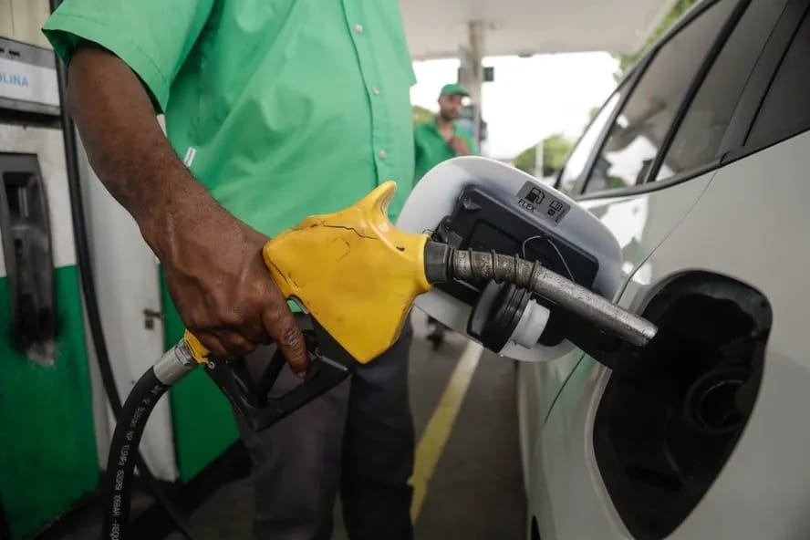 Petrobras anuncia corte de 5,2% na gasolina: mudança vale a partir de terça-feira