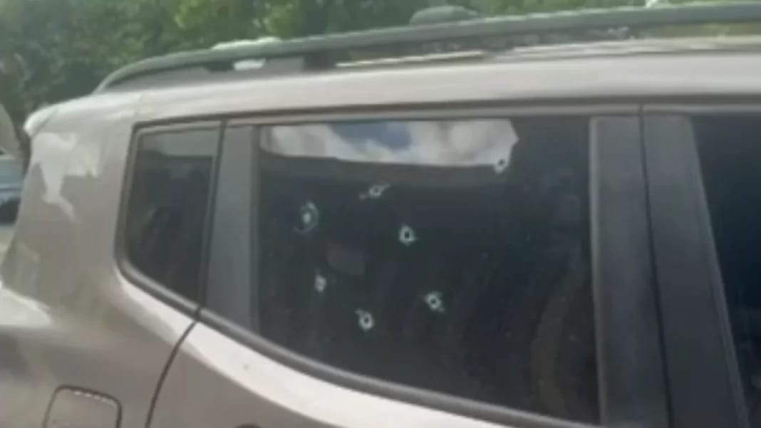 Veículo é atingido por tiros de de arma de pressão após briga de trânsito na Anhanguera