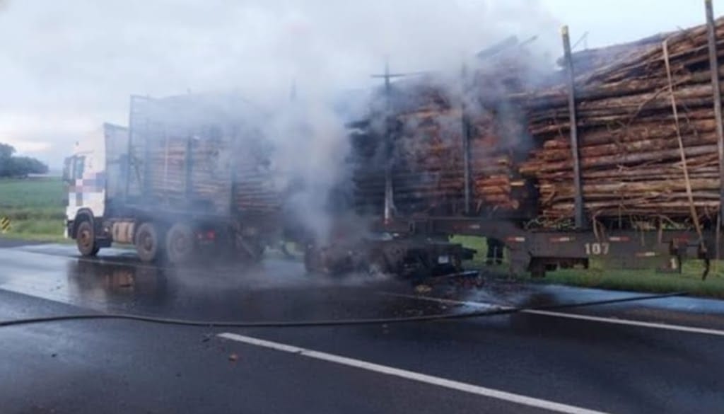 Carga pega fogo na SP‑330 e pista fica interditada por quase 10 horas