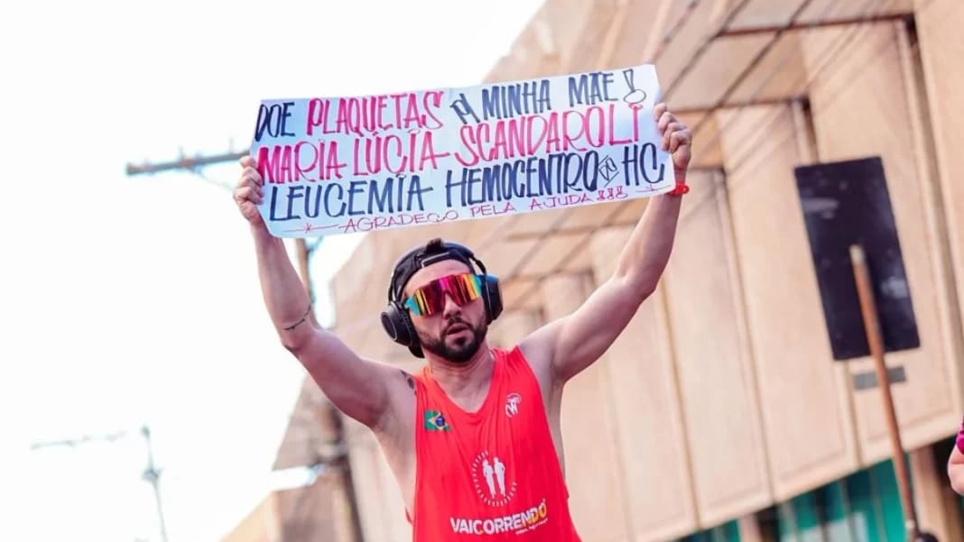 Corredor exibe cartaz em prova de Ribeirão para pedir doação de plaquetas à mãe com leucemia