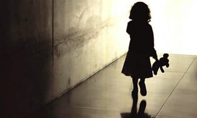 Pai biológico obtém guarda provisória de menina de 3 anos; mãe e padrasto permanecem presos