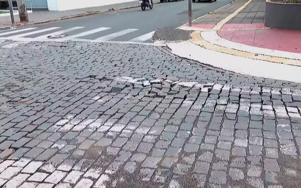 Revitalização de R. Nove de Julho volta a dar sinais de desgaste após chuva e engessa tráfego