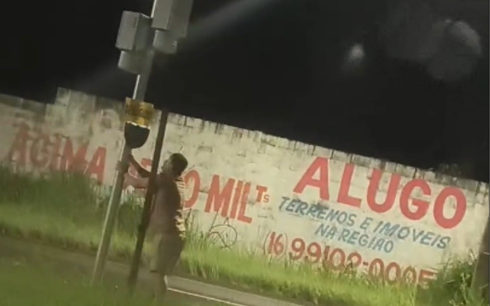 Homem é flagrado tentando arrancar radar em avenida da zona Norte
