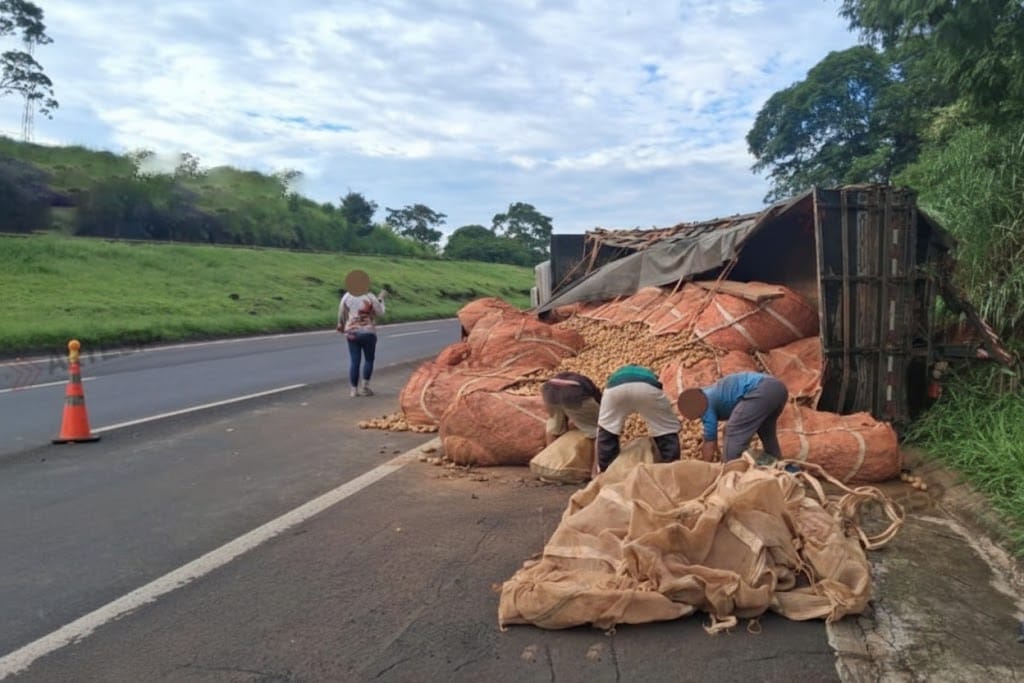 Caminhão carregado de batatas tomba na Anhanguera e deixa faixa interditada em São Joaquim da Barra