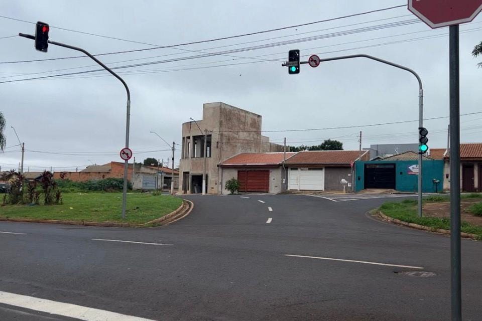 Novo semáforo passa a operar na rotatória do Jardim Cristo Redentor para ordenar tráfego