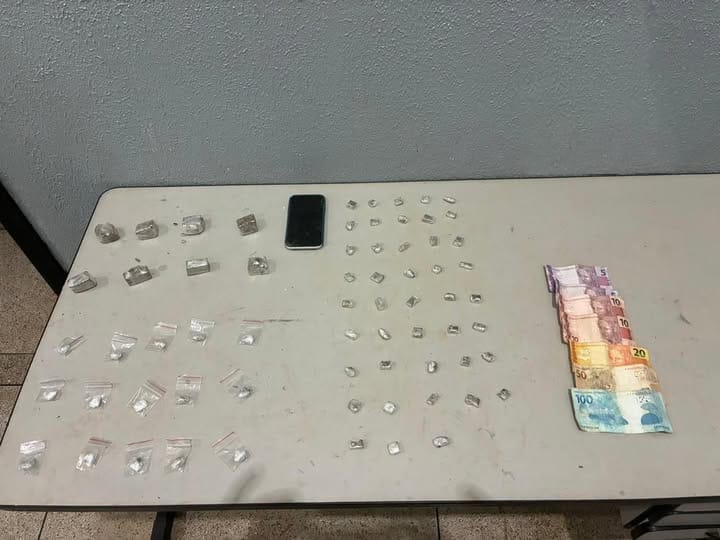 Adolescente é detido com dezenas de porções de drogas na Vila Guiomar