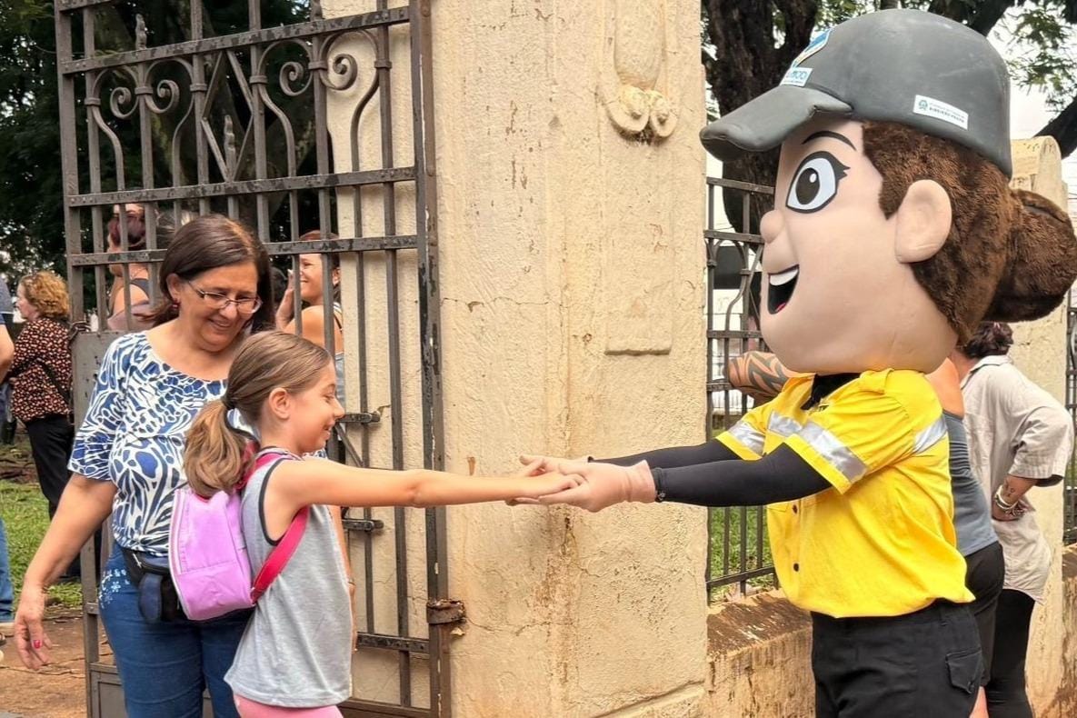 RP Mobi realiza panfletagem educativa na Escola Dona Sinhá e alcança 145 pessoas