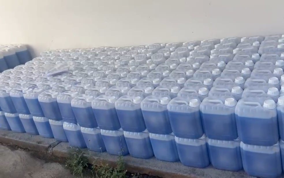 Polícia apreende mais de 3 mil litros de sabão líquido falsificado em galpão de Franca