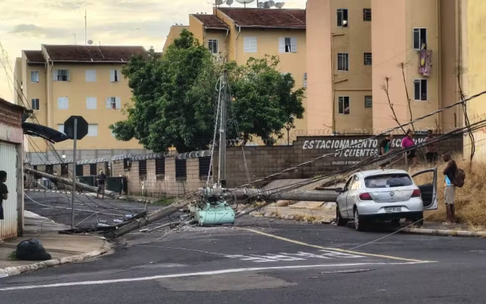 Motorista colide contra poste e derruba três estruturas em acidente na zona sul de Franca