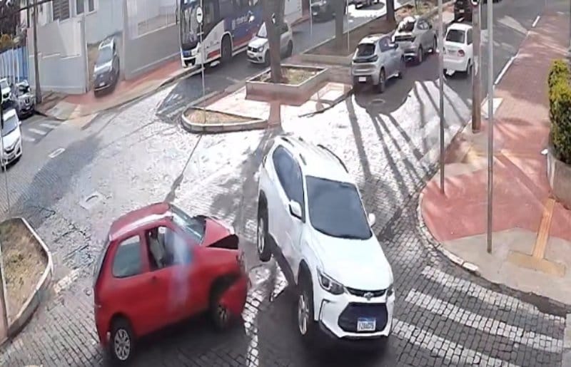 Acidente em cruzamento de Ribeirão Preto deixa três feridos, entre eles criança