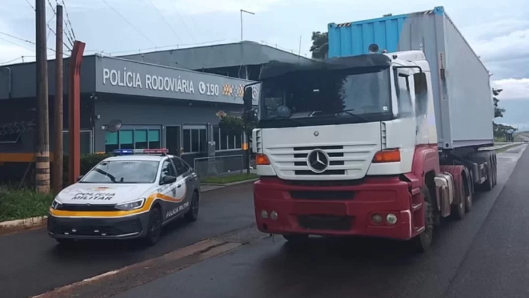 Caminhão é flagrado com 225 evasões de pedágio em fiscalização na SP-334