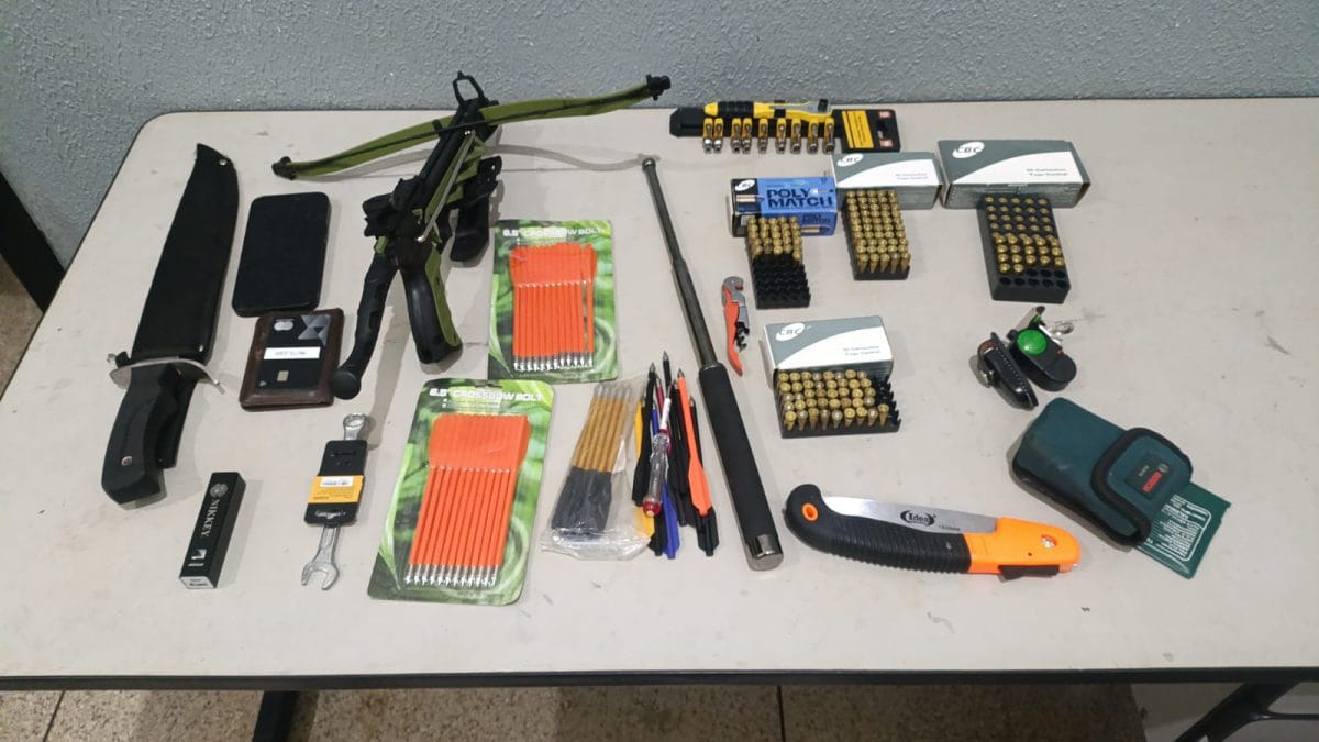 Caminhonete com munições é encontrada tombada em acesso à Anhanguera em Ribeirão Preto