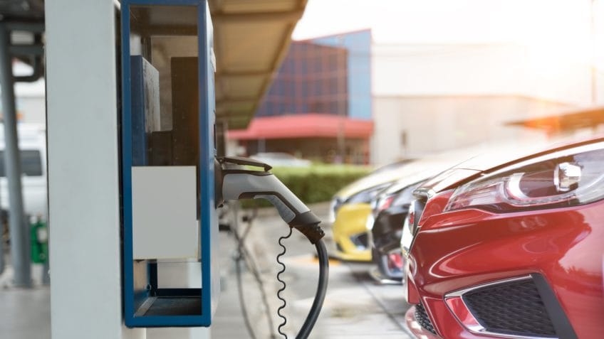 Governo de SP sanciona lei que autoriza instalação de carregadores individuais em condomínios