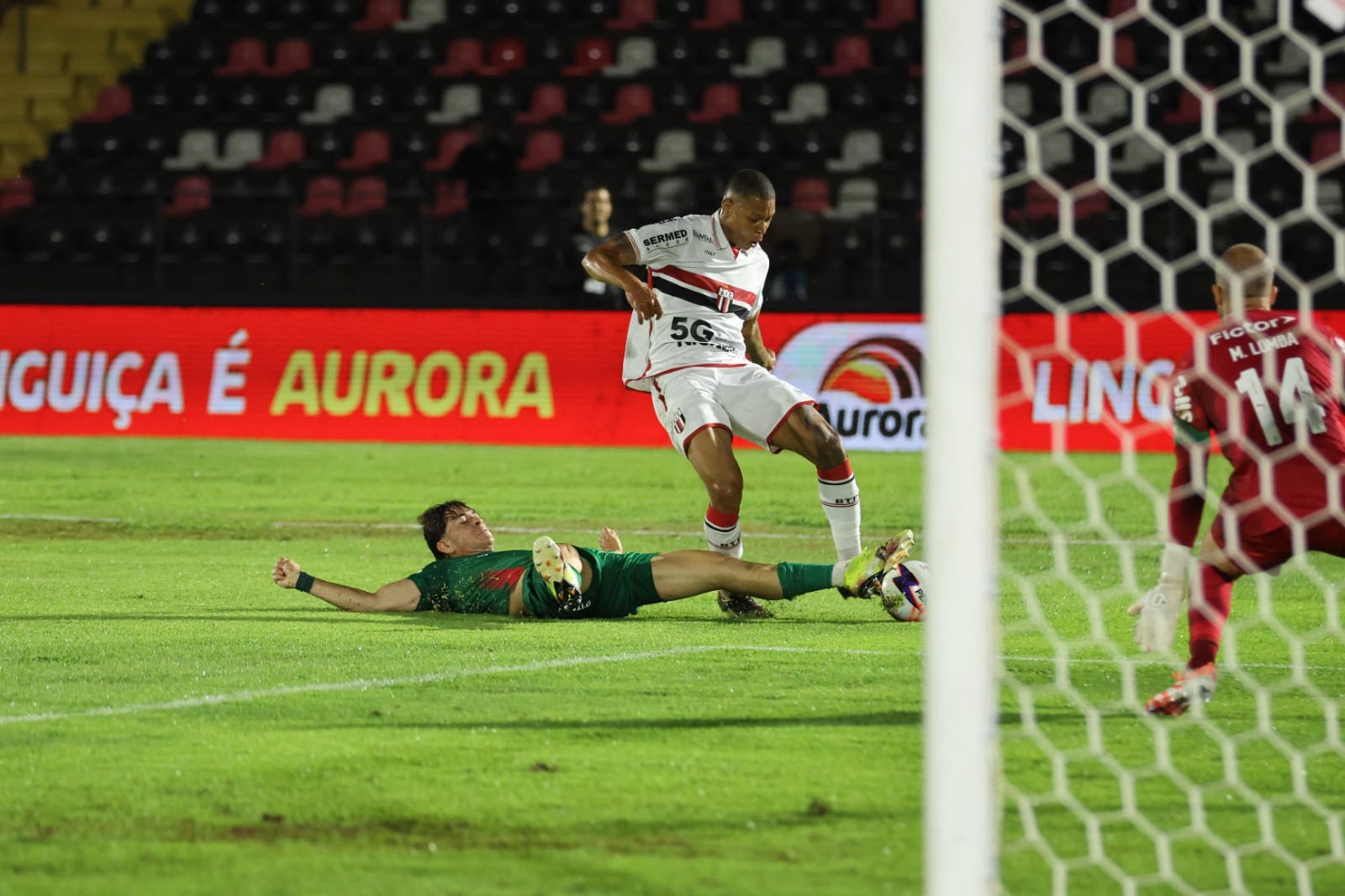 Botafogo-SP heroico, com uma a menos, supera Palmeiras no Santa Cruz