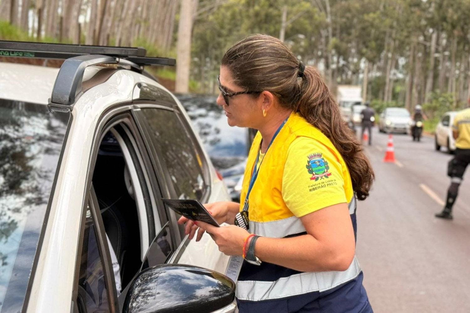 Blitz educativa na Adelmo Perdizza orienta 123 motoristas sobre segurança no trânsito