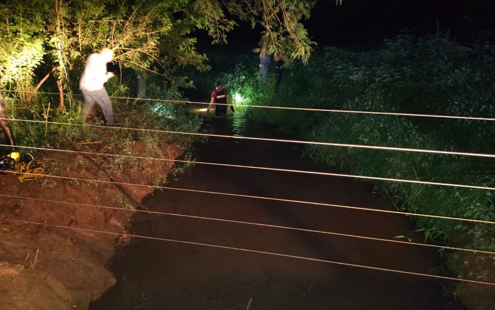 Menina de 2 anos morre afogada após família parar para desatolar carro na zona rural de Bebedouro