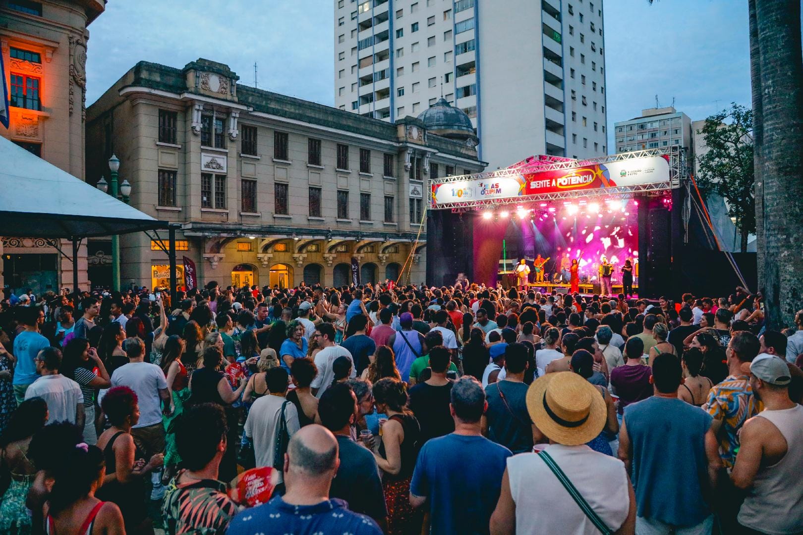 Festival 'Elas Ocupam' reúne cerca de 7 mil pessoas na Esplanada do Theatro Pedro II