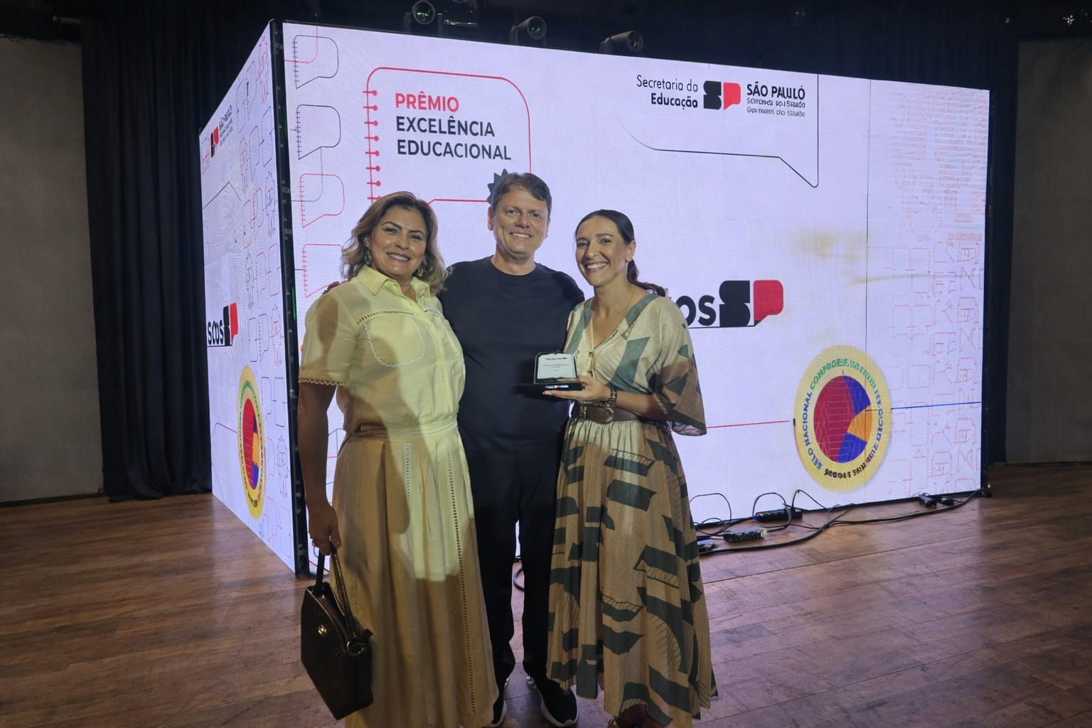 Quatro escolas municipais de Sertãozinho recebem Prêmio Excelência Educacional em cerimônia em São Paulo