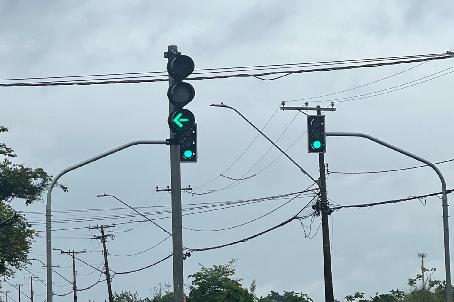 Novo semáforo começa a operar no Jardim Aeroporto com painel exclusivo para ciclistas