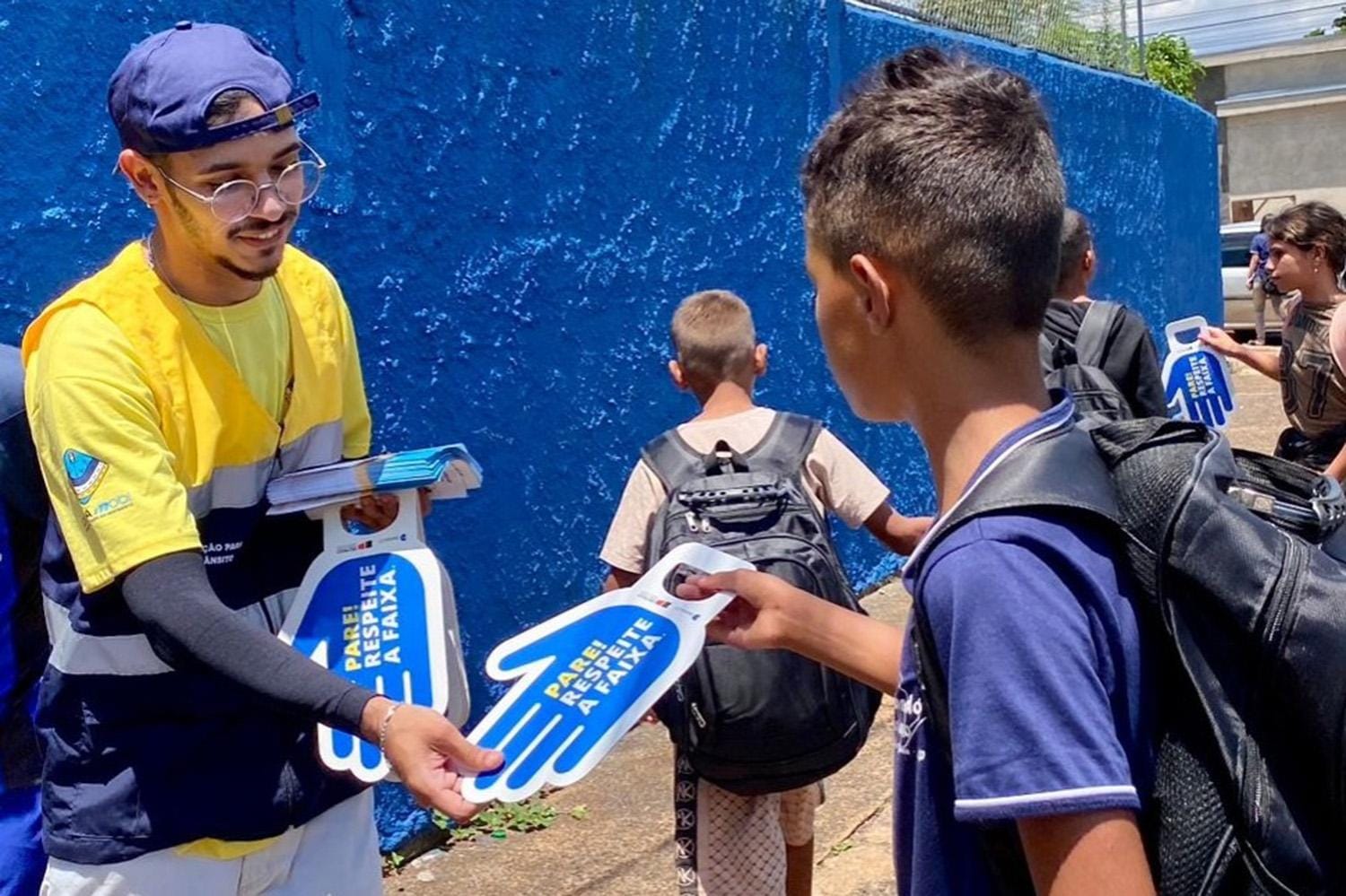 Programa Educa Mobi orienta pais e alunos sobre desembarque seguro em escola da zona Norte