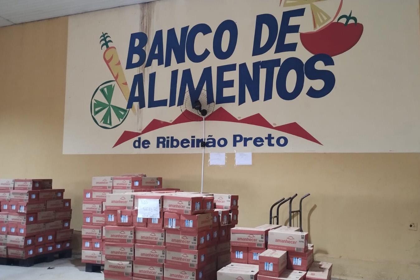 Fundo Social distribui mais de 5 mil litros de leite arrecadados por rede de supermercados em Ribeirão Preto