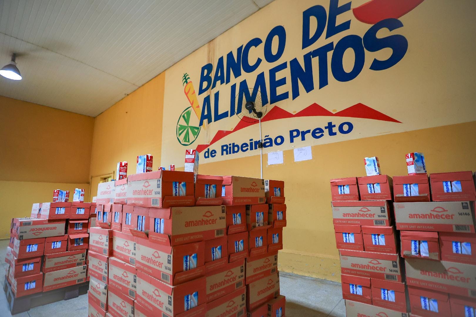 Supermercados Gricki entregam mais de 5 mil litros de leite ao Fundo Social de Ribeirão Preto