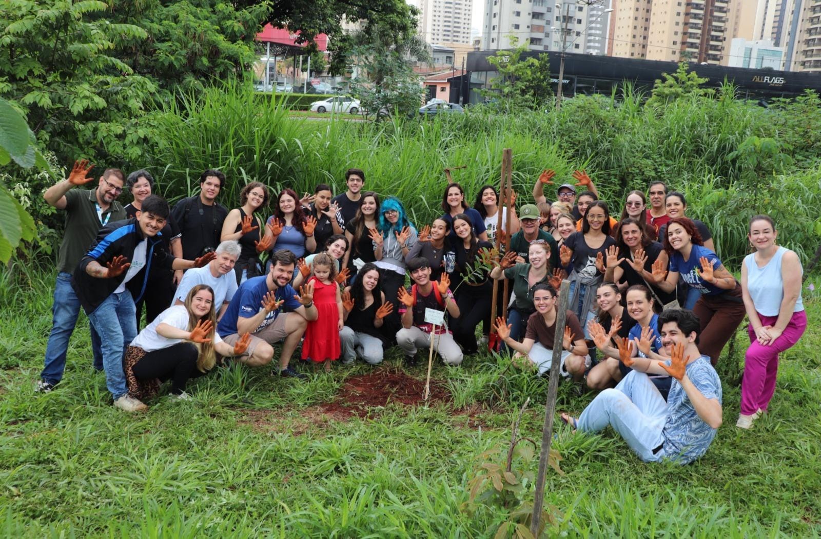 Universitários plantam 25 mudas na Avenida Maurílio Biagi para marcar início do ano letivo