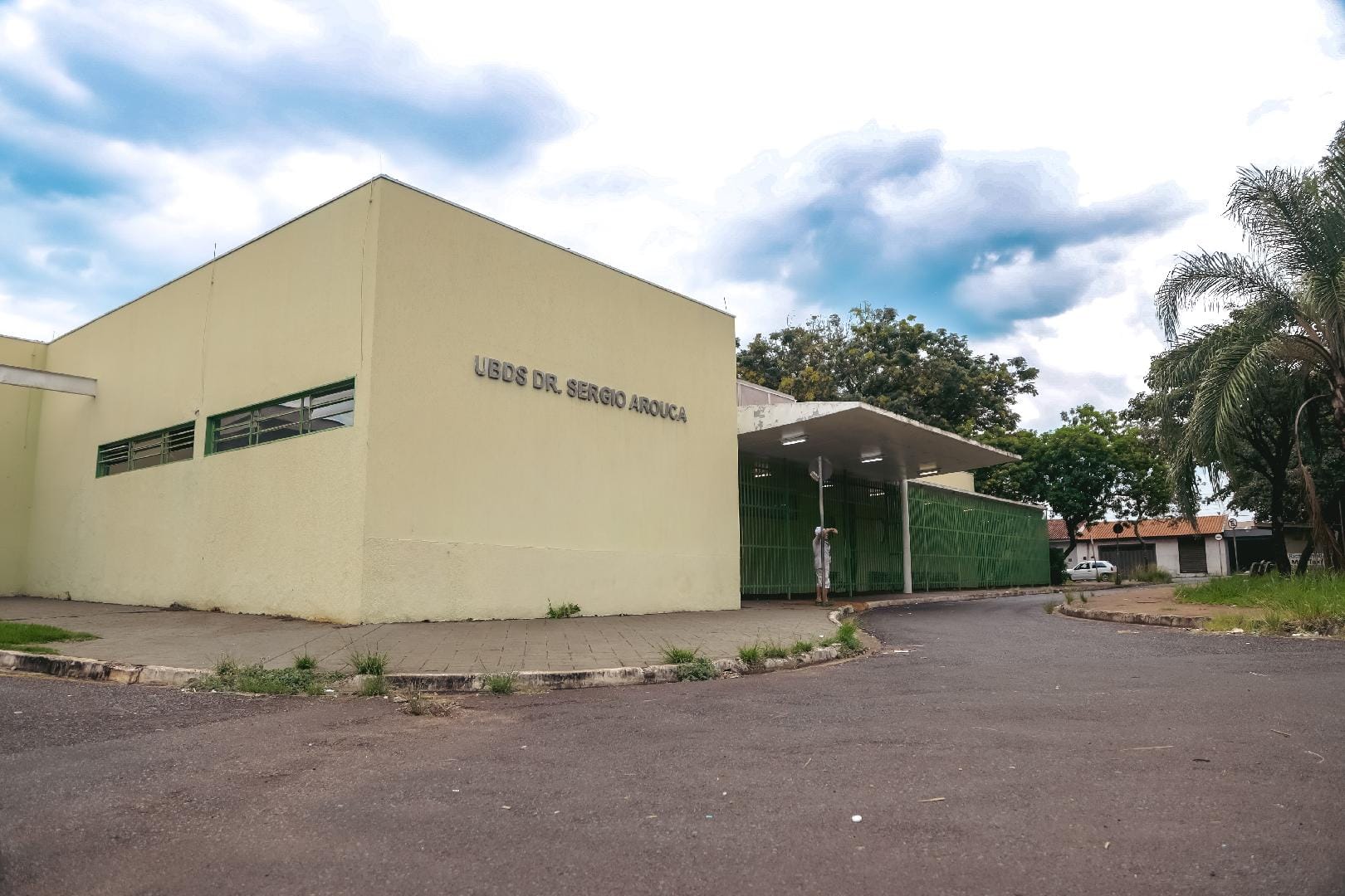 Atendimento fechado por tempo determinado em farmácia do Quintino II; prefeitura oferece van para retirar remédios