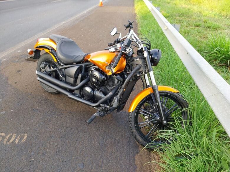 Motociclista morre ao bater na traseira de caminhão na SP-255, em Ribeirão Preto