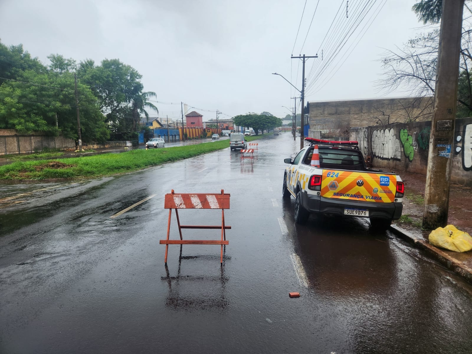 Chuva intensa causa alagamentos e bloqueios em trevo da zona Sul de Ribeirão Preto