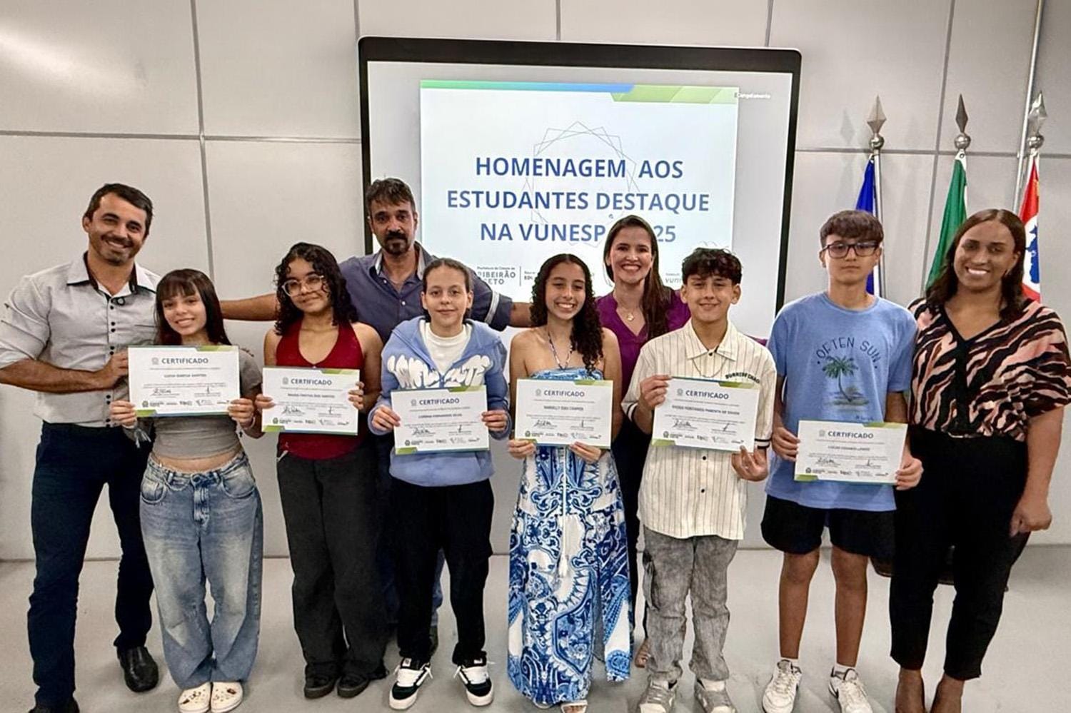 Oito alunos da rede municipal são homenageados por gabaritar avaliação da Vunesp