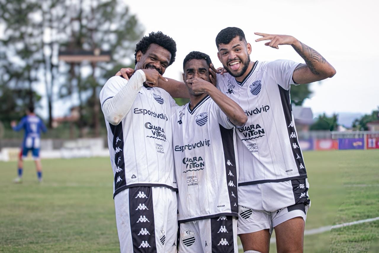 Comercial vence Nacional em reestreia de Pinho e respira na luta contra o rebaixamento